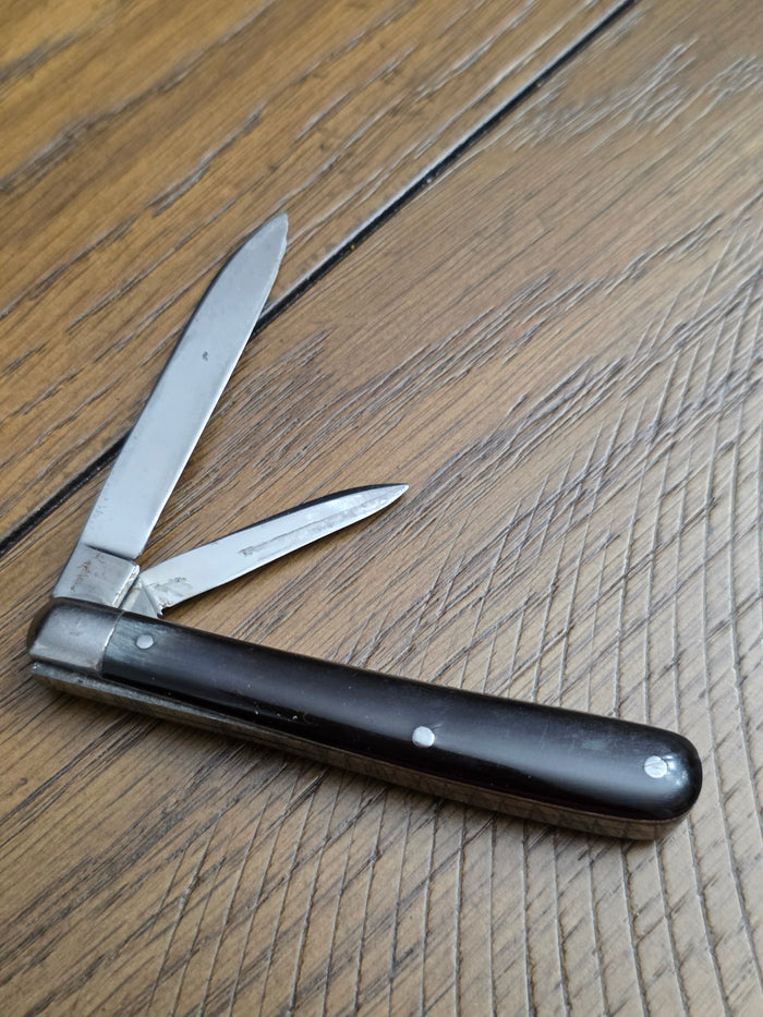 United Cuterly 2 Blade Gentleman Jack Buffalo Horn Handles